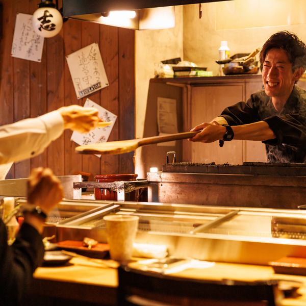 【ライブ感溢れるお店】会社帰りにお一人様でじっくりと楽しみたいお客様も、当店のカウンター席がおすすめです。季節の旬やその日のおすすめの情報がいち早く知れるのもカウンター席ならでは！伏見駅より徒歩6分の駅チカ、好立地なので終電ギリギリまでおくつろぎ頂けます。 【伏見/栄/飲み放題/居酒屋/魚/焼き鳥/焼鳥】