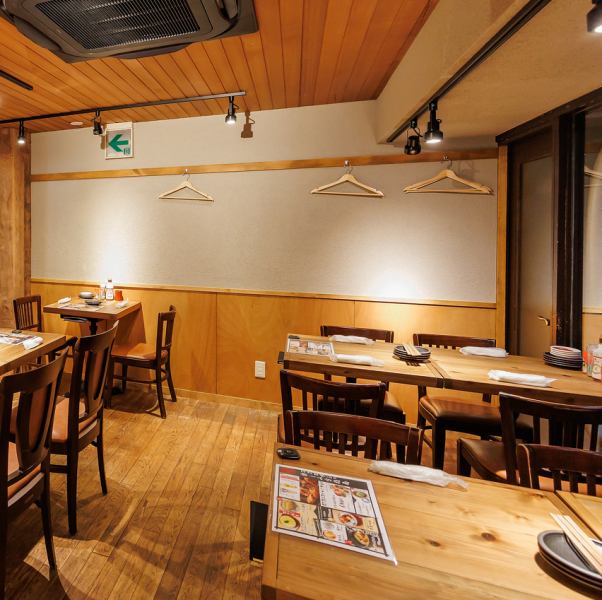 【会社宴会などにも◎】会社の宴会やお仲間同士の飲み会に、ゆったりお寛ぎ頂けるテーブル席はいかがでしょうか？モダンな落ち着いた空間の室内は、最大宴会様までご利用可能です。4名様、8名様、12名様の少人数グループでお使いもOK！【伏見/栄/飲み放題/居酒屋】