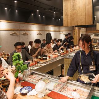目の前はオープンキッチンとなっており、焼き場、板場のどちらも見ることが出来ます。臨場感を楽しみたい方にオススメです。