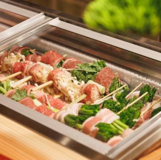 目の前のネタケースにはその日に串打ちしたばかりのネタがズラリと並んで視覚的にもを愉しませてくれます。貸切はご相談ください。