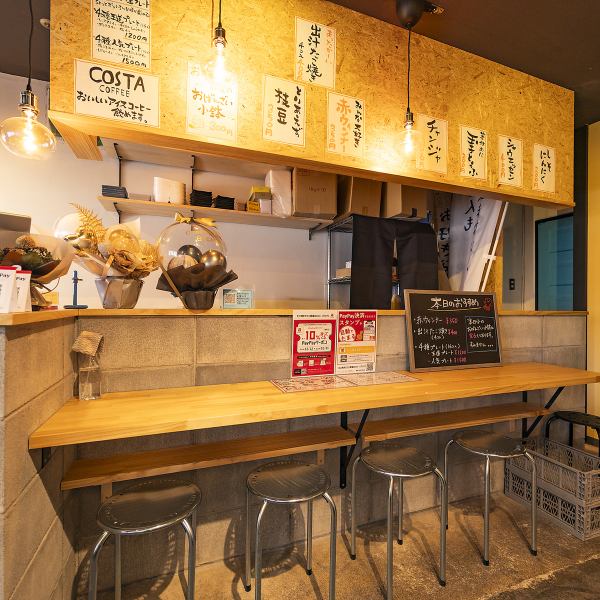 【カウンター席×5席】気軽に立ち寄れる雰囲気が魅力の当店◎カウンター席は少人数でのお食事会やデートにもご利用いただけます。明るい雰囲気店内でお食事をお楽しみください。スタッフ一同ご来店をお待ちしております。