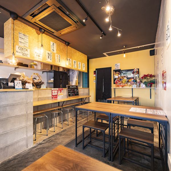 【大人数OK！】当店では広めのテーブル席をご用意。。明るい雰囲気の中で、ランチタイムやディナータイムに友人や家族と楽しいひとときを過ごすことができます。特に自慢のたこ焼きは、外はカリッと、中はとろっとした絶妙な食感が魅力的で、何度でもリピートしたくなる味わいです。