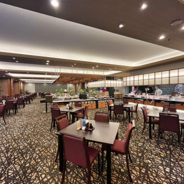 Table seating that can be arranged according to the number of people.Available for up to 200 people!