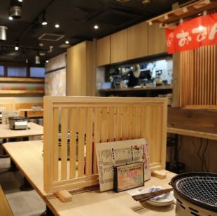 カジュアルに楽しめるテーブル席。人数に応じてテーブルの配置は変更できるので大人数も可能です◎店内全席喫煙OK！