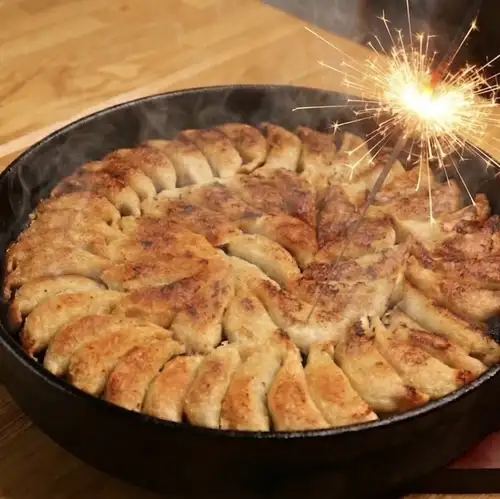 【お誕生月特典】「名物餃子」を歳の数だけプレゼント！