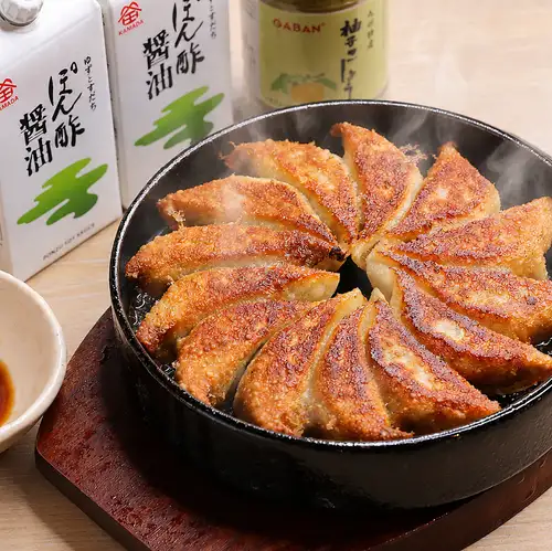 博多名物【鉄鍋餃子】をはじめ、お酒のすすむ逸品が充実♪