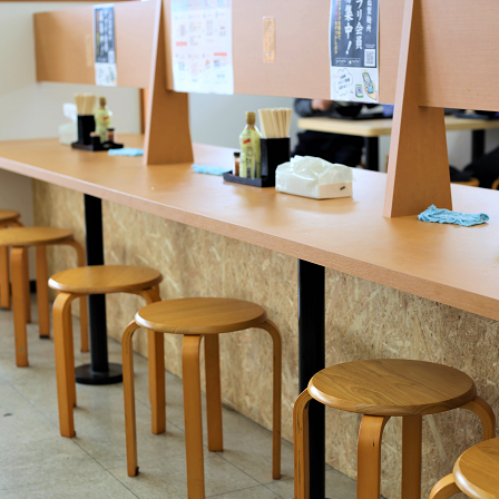 We have counter seats that can be used casually by one person.It can be used in a variety of situations, from businessmen to students during lunchtime, or while shopping.