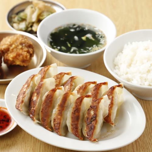 A set meal of grilled gyoza dumplings on the signature menu! Great deal with 12 pieces!