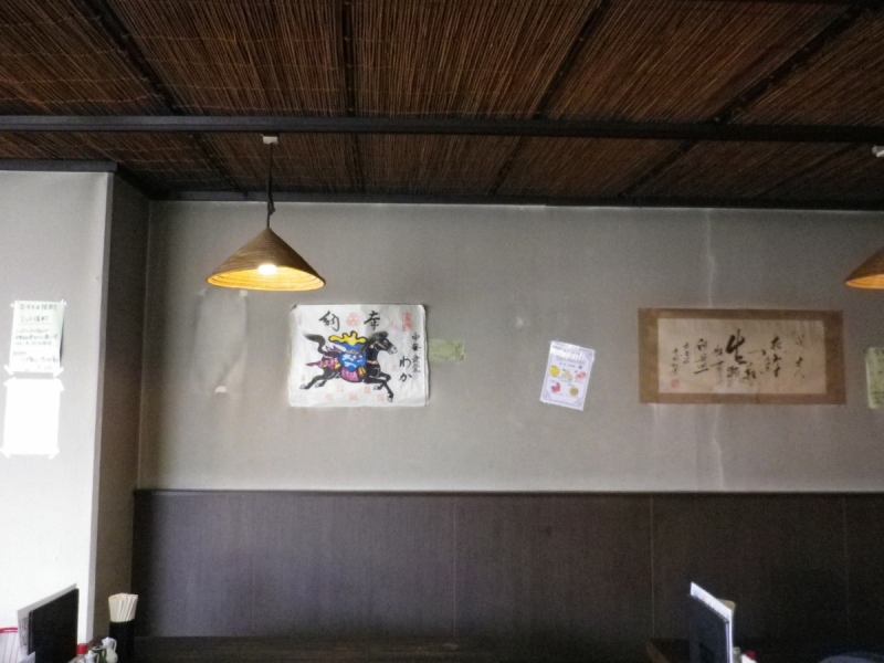 중국집 같은 인테리어.벽에는 중국의 그림이 장식되어 있고, 중국 기분도 맛볼 수있다.