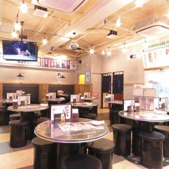 [Korean Cuisine Hondepocha Ikebukuro] Tables that convey the warmth of wood at home and a clean and bright interior.☆I feel like I'm going to stay too long and forget the time!!