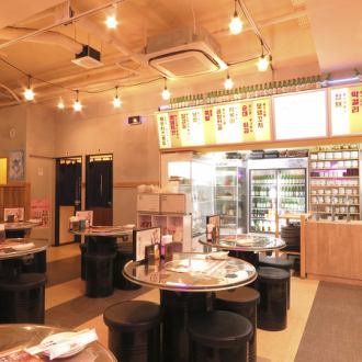 [Korean Cuisine Hondepocha Ikebukuro] We basically arrange tables that are easy to use from 2 people! We can also accommodate 4 people or 10 people or more by adding seats next to each other ♪♪ Please feel free to visit us ☆ There is also a screen where K-POP programs are played, so you can relax while watching your favorite Hallyu star ♪