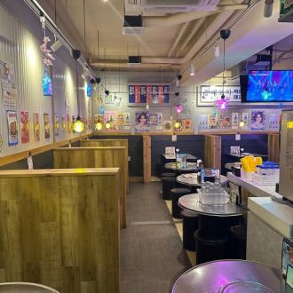 【韓国料理 ホンデポチャ 池袋店】アットホームで木の温もりが伝わるテーブルと、清潔感あふれる明るい店内。☆時間を忘れてついつい長居してしまいそう！！