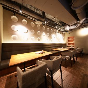 We provide seating at tables with comfortable chairs.We focus on using sophisticated, warm lighting to provide a comfortable space for all visitors.The stylish interior looks great in photos from any angle. Come and enjoy fun conversations with friends or time with loved ones at our restaurant.Recommended for dates and girls' nights out.