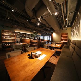With its sophisticated interior and stylish space, why not use this venue for an important event?It can accommodate up to 50 people for seating and 200 people for standing banquets, and can be rented exclusively for parties of 20 or more.The diverse dishes that support the excitement are made using ingredients carefully selected by the chef.We sincerely welcome all our guests! Come and spend a memorable moment with us.