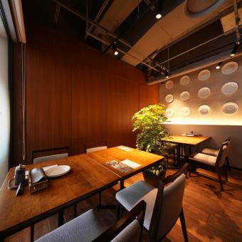 Our restaurant has four private rooms with tables for two people.The space, with its calming wooden texture and ornamental plants, creates a special moment with a sense of privacy.It's perfect for a date with someone special or a girls' night out.Please enjoy your meal to your heart's content in a quiet environment and have a special time.