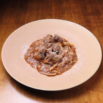 ゆっくり煮込んだ牛ほほ肉のラグーソース・手打ちタリアテッレ