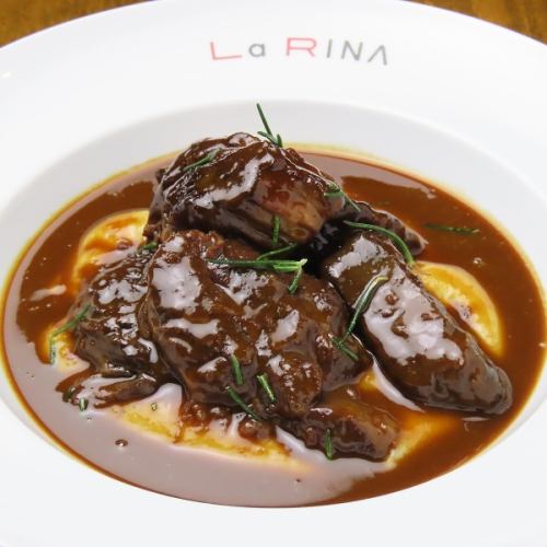 ホロホロに煮込んだ和牛すね肉の黒コショウ煮込み