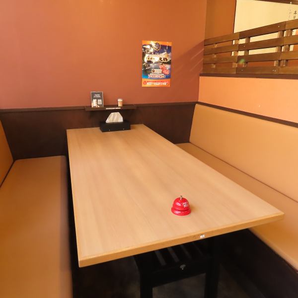 【中規模の集いに最適!6名テーブル】6名までのグループにぴったりなテーブル席。友人同士や職場での食事利用にも好評です。