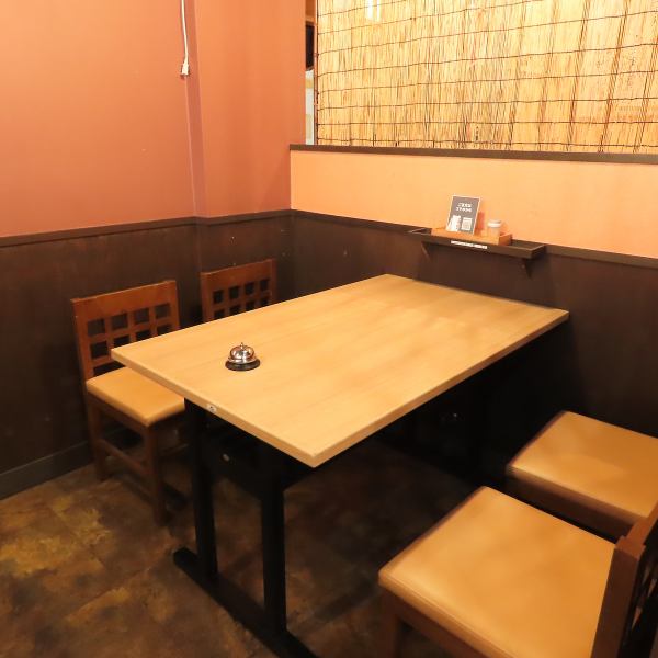 【デートにも◎4名テーブル】カップルやご夫婦のデート利用におすすめ。落ち着いた雰囲気で、とんかつデートを楽しめます。