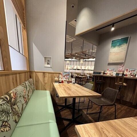 <p>【カジュアルなハワイアンカフェ】木製の家具と壁に飾られたアートが特徴的なカジュアルな店内。広々とした席は友人や家族との食事に最適です。さらに温かみのある照明が、賑やかながらも落ち着いたハワイアンの雰囲気を醸し出しています。</p>