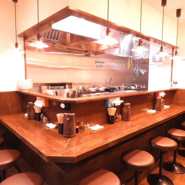 Inside the store, it is possible to move without stress even between customers without feeling the narrowness.As we serve ramen directly from the kitchen, please enjoy a smooth meal!