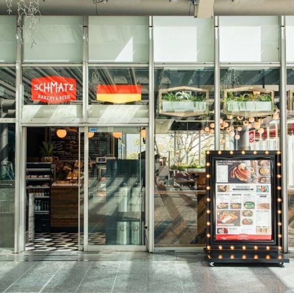 品川駅港南口徒歩3分。駅から濡れずに直結している本格ドイツビールとドイツ料理を味わえるお店【シュマッツ ベーカリーアンドビア品川港南口店】。ビールソムリエが厳選したドイツ直輸入のここでしか飲めない本格クラフトビールをお楽しみいただけます！