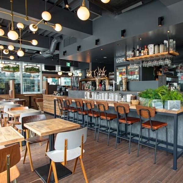 現地のビアバーに来たような気分を味わえるお洒落な店内。壁には現地から取り寄せたお洒落なオブジェがずらりと飾られており、写真映えすること間違いなしです！少人数から大人数のご利用まで様々なシーンでご利用いただけるテーブル席。宴会・女子会・誕生日会・合コン・パーティなど様々なシーンでご利用ください。