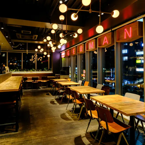 現地のビアバーに来たような気分を味わえるお洒落な店内。壁には現地から取り寄せたお洒落なオブジェがずらりと飾られており、写真映えすること間違いなしです！少人数から大人数のご利用まで様々なシーンでご利用いただけるテーブル席。宴会・女子会・誕生日会・合コン・パーティなど様々なシーンでご利用ください。