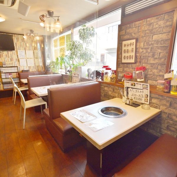 【2～4名様】2名様からご利用いただけるテーブル席はデートや友人・会社中までの宴会にもピッタリ！サク飲み・プライベートでもご利用ください。当店でしか味わえない厳選したお肉をご堪能下さい。