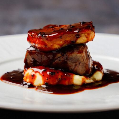 牛フィレ肉とフォアグラのロッシーニ~黒トリュフソース~