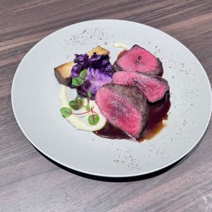 北海道産蝦夷鹿のロースト ポワブラードソース