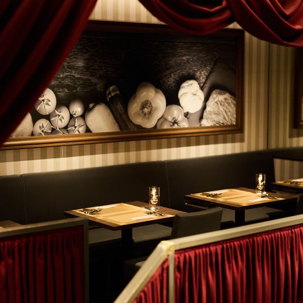 欧州の劇場を連想させる快適な空間で最高のフレンチをご堪能ください。劇場ではVIP席とされているバルコニー席はフロアよりも高い位置にあり、店内を一望できる特別な空間となっておりながら、別途料金など一切ございません。収容人数や席数に限りがあるのでご案内された貴方は幸運の持ち主かもしれません。