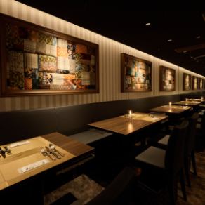 It's a standard table seat.It can accommodate from 2 to a maximum of 30 people.