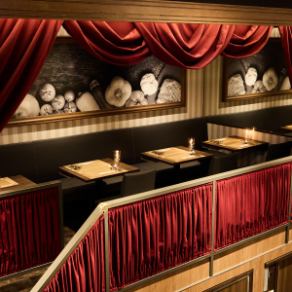 The balcony seats, reminiscent of VIP seats in a theater, are special seats with a panoramic view of the restaurant.