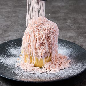 My specialty! Freshly squeezed strawberry Mont Blanc ~finished right before your eyes~