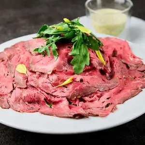 黒毛和牛ローストビーフサラダ～ワサビ香るグリビッシュソース～