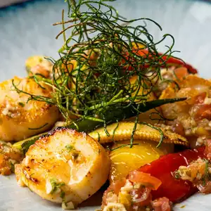 ホタテ貝のポワレ　季節の野菜添え～アンティボワーズソース～