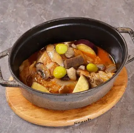 Chasseur (fisherman's style) chicken thigh and porcini mushrooms