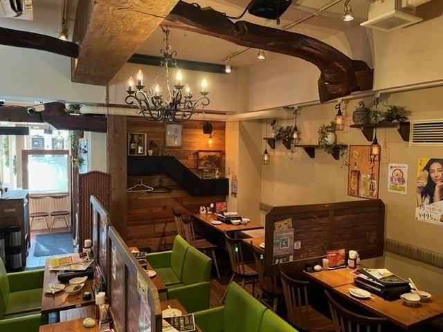 The table seats are in a fashionable cafe style, and can be used in a variety of situations, such as with friends, colleagues at the company, etc. You can use it ◎ You can drop by near the station, so please use it on your way home from play or work ♪