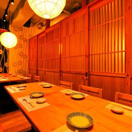 【10名～16名様用の優美な個室を完備】日本の美を感じさせる扉付きの完全個室は、最大16名様のご案内が可能です◎ご接待などのビジネスシーンはもちろん、会話を楽しみたいプライベートなご宴会の場としても適している広々としたお部屋です！