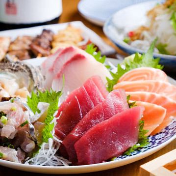 【名物コース】本マグロ入り朝獲れ鮮魚お造りや自家燻製三元豚バラなど全9品！飲み放題付き◆4980円(税込)