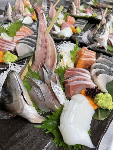 Fresh seafood delivered directly from Kagawa! Enjoy the bounty of the Seto Inland Sea in a whole fish sashimi presentation!