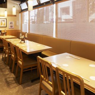 We have a relaxing seat where you can enjoy sushi and sake slowly ♪