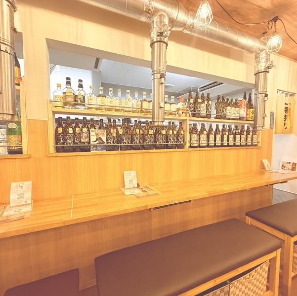 テーブル席だけではなく、1人でもふらっと入りやすいカウンター席、大人数でも座れる掘りごたつのお席をご用意しております。