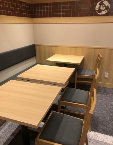 Not only counter seats but also table seats are available.It is possible for 4 or more people to visit the store.Please come with your boss, your subordinates, and your friends.We are also waiting for women to come to our store.