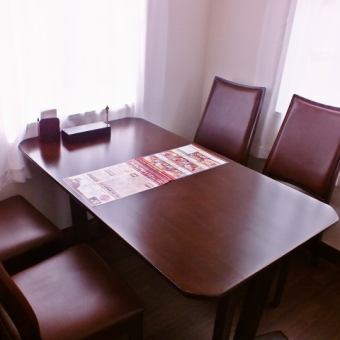 1名から、4名、10名などシーンに合わせて様々な人数に対応できるテーブル席がございます。