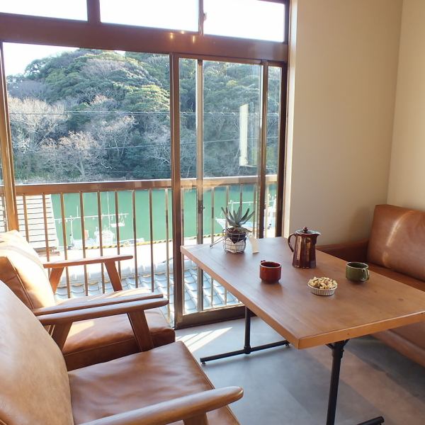 An open seat where you can see the river and Kashima Forest "Natural Monument".We also have sofa seats where you can relax.Please spend a pleasant time with your beloved dog on the comfortable sofa seats.