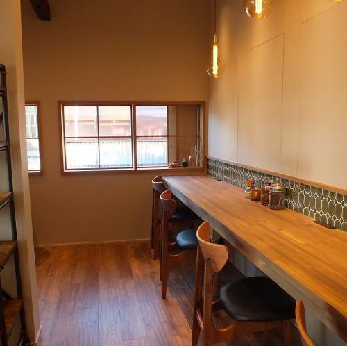 Counter seats with a calm atmosphere filled with the warmth of wood, unified with a wood-grain interior.Please spend a relaxing time in the antique-style interior and spacious counter seats.