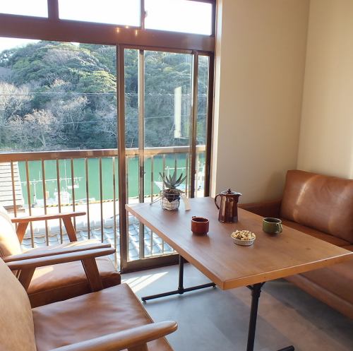 An open window seat where you can see the Kashima Forest "Natural Monument" on the river.It's a sofa seat where you can relax slowly, so it's a perfect seat for a girls' party ♪