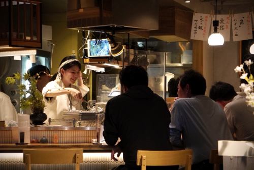 <p>カウンターに座って、大将と語り合うのも楽しいひととき♪日本酒に詳しい大将に、お口にあう日本酒をチョイスしてもらうのもありですね！</p>